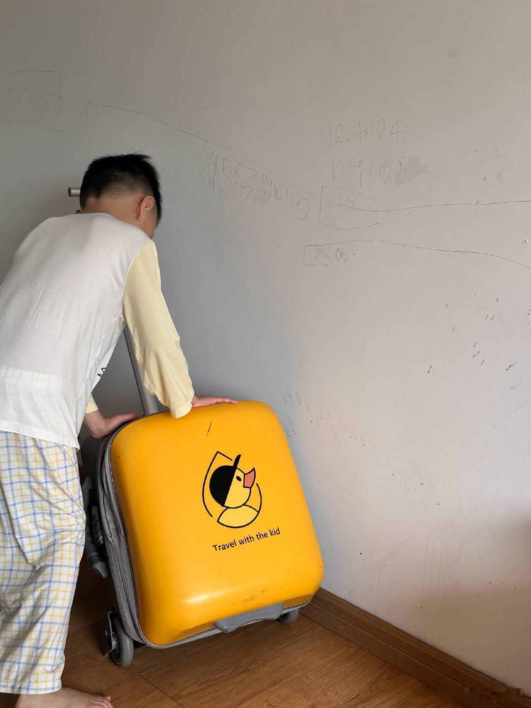 周日是我们家敦宝最闲的时光
一屋子都是他的声音
上蹦下跳、吵吵闹闹
我的耳朵都快要受伤了[允悲][笑cry]

#陈妍希儿子1周只有1个下午休息#挺好，妈妈也挺累的[笑cry] ​