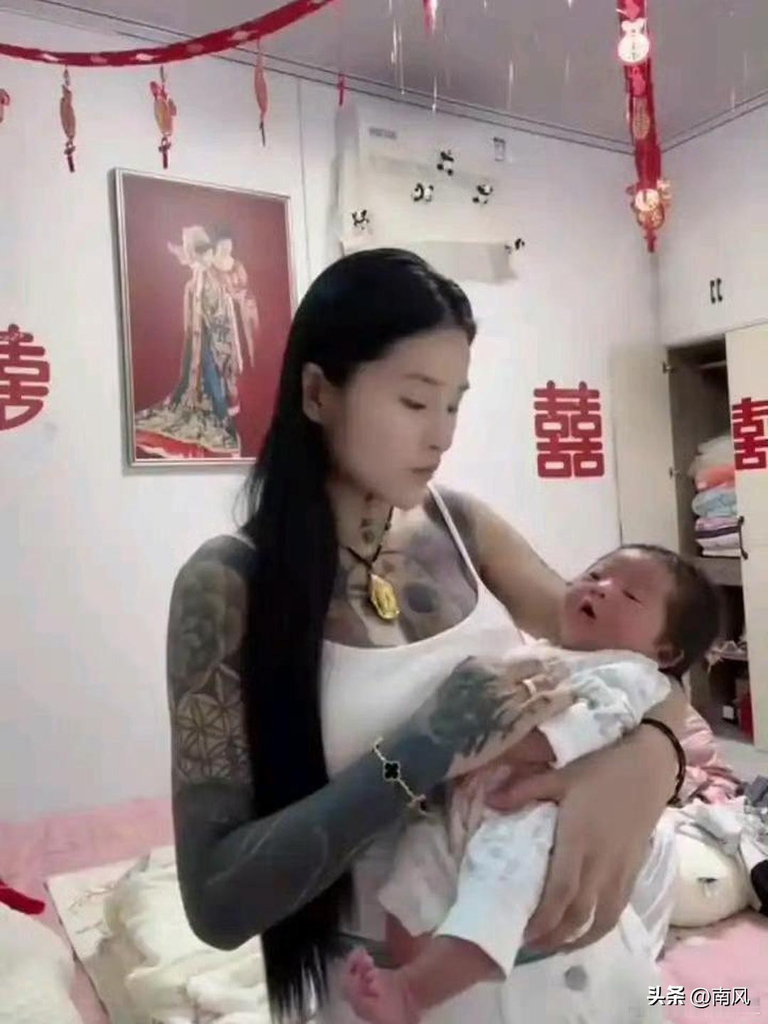 这小孩长大了八成也要纹身吧