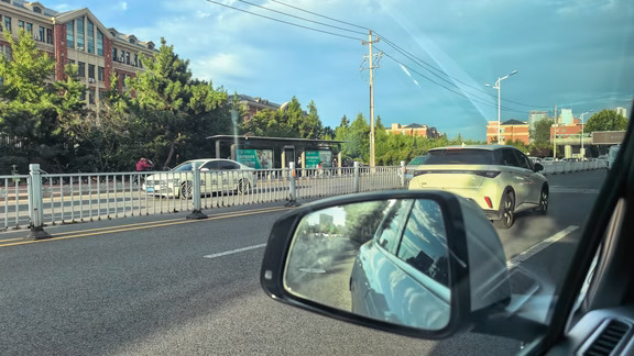 每天开着问界M5，兼顾上下班通勤和接送孩子放学。早晚高峰车流大，校园周边人车混杂，打开智驾辅助，行车轻松不少。底盘滤震柔和，车内安静，孩子坐在后排也很安稳。不用时刻紧绷神经，把日常接送的辛苦变成从容的短途出行。一台车，守护上下班与孩子上学放学的每一段路。
#鸿蒙智行 #问界M5