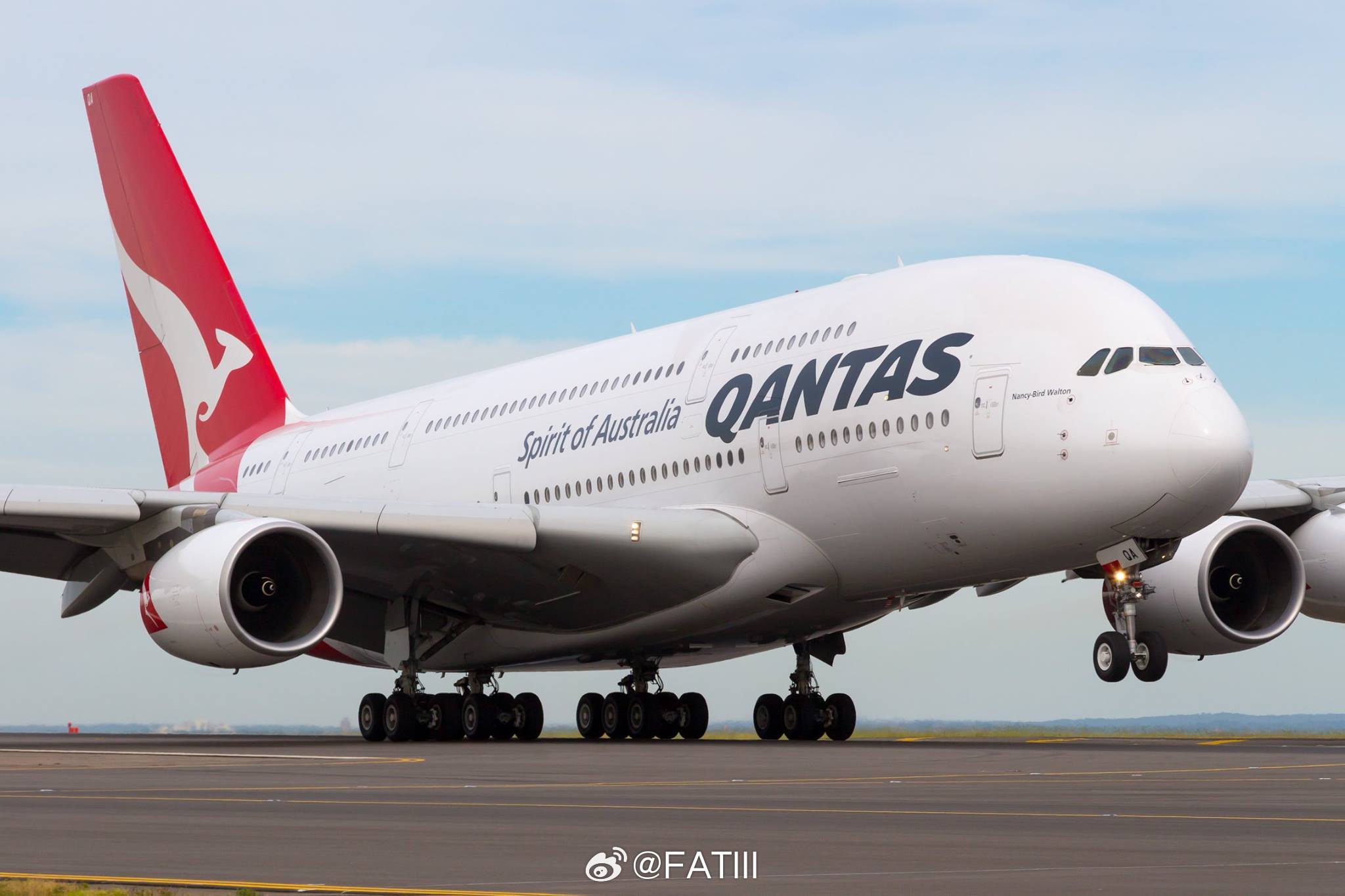 【澳航28年起退役A380】澳航今日发布2025-2026财年年报，盈利同比下跌14%，其中因为中东局势导致收入减少4.2亿澳元。

机队方面，澳航将在2028年起开始退役A380客机，大约耗时四年完成退役。澳航称，由于A380已经不再生产，维护费用会随着时间推移逐步增长。作为替代，澳航表示已经开始与空客和波音进 ​
