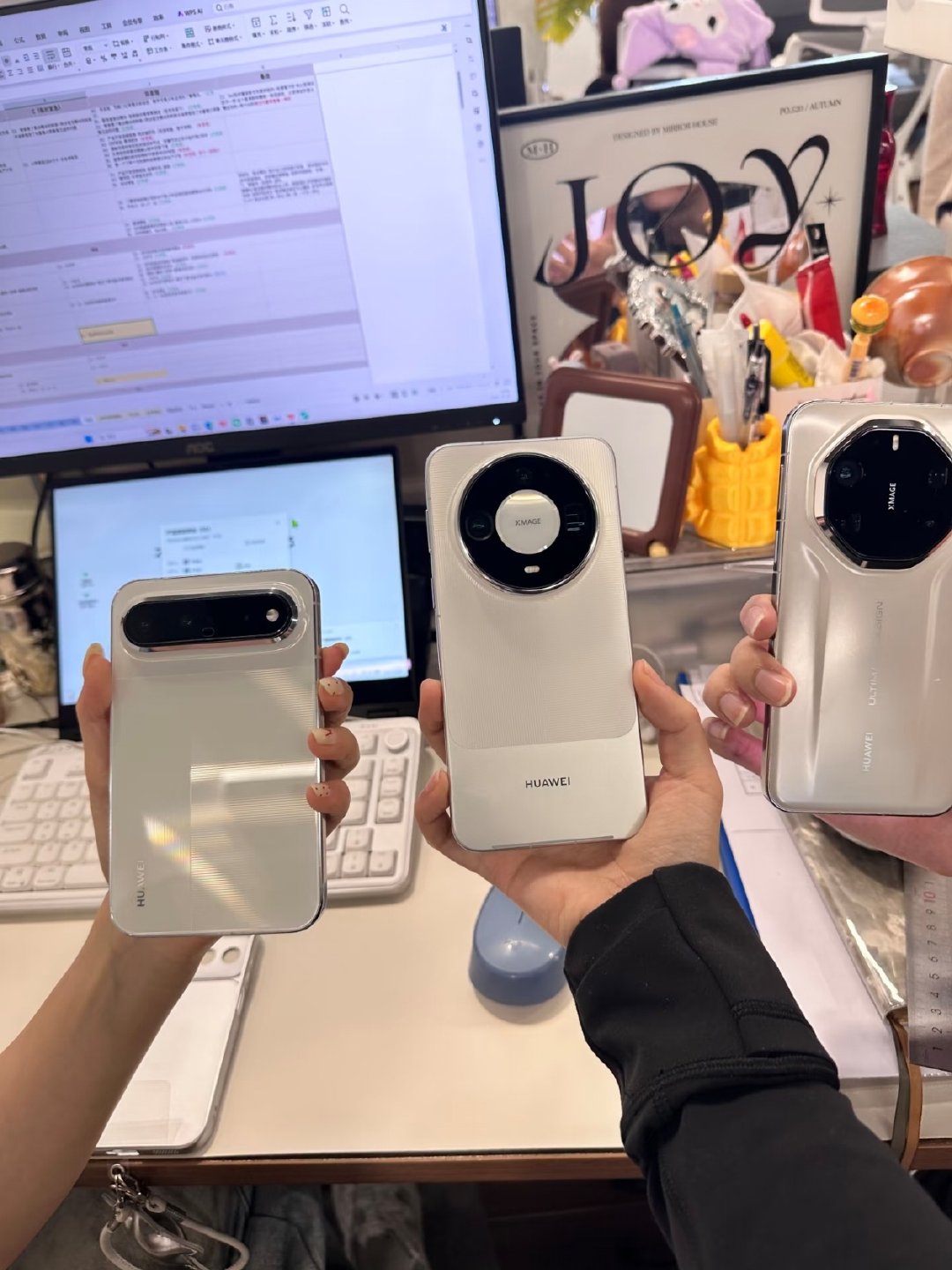 收到一个投稿，从 iPhone 5 一直用到 iPhone 14，终于换阵营了，转投华为 Mate 90 Pro Max。
 
店里四个颜色都看了，最后还是选了白色，想体验一下鸿蒙系统。#华为mate90##iphone18pro# ​