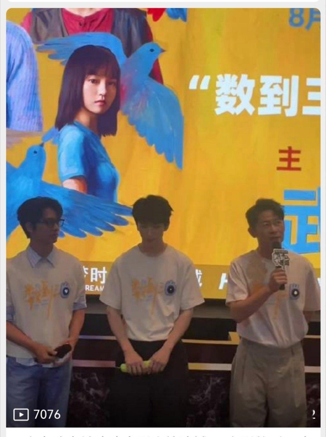 看封面：小狗拿的什么麦？颜色还不一样
点开后：小苦瓜拿苦瓜啊那很降热去火了

♢#黄子弘凡数到三#
♢#黄子弘凡何一帆# ​