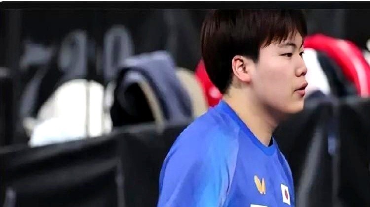 松岛辉空退出亚锦赛男单被骂狂妄，但仔细看混双签表，他的名字还挂在那儿。

人根本没回国。从团体赛死拼下来，一天连打两三场，体能槽早见底了。单打退赛，扣的是他个人的积分；混双要是撂挑子，搭档就得直接被动出局。现在的魔鬼赛程连轴转，年轻小将又不是永动机。

宁肯自己丢积分也不连累搭档，这明明是身体亮红灯