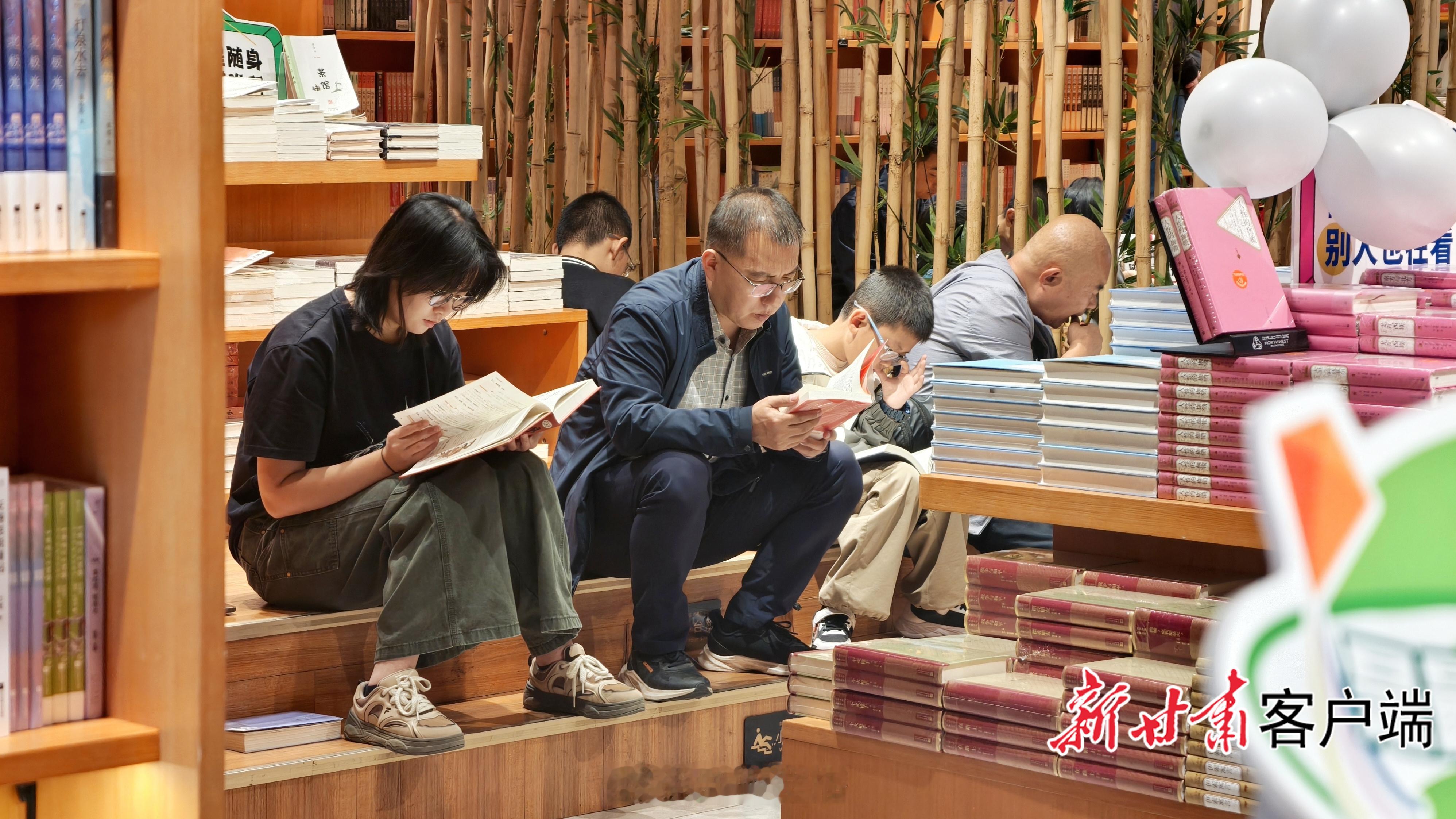 【假日好读书 —— 国庆假期兰州书店读者盈门】窗外车水马龙，窗内书页轻翻。文旅中国行同城热点创作计划 这个国庆假期，不少兰州市民与游客选择走进书店，在墨香里寻一份安静，以阅读解锁别样假期。于文字间暂别喧嚣，在书香里沉淀时光，这是属于金城的假日浪漫📖 ​​​