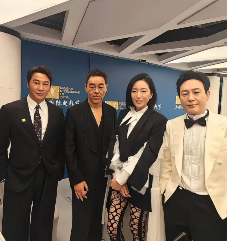[微风]能一眼认识这四位演员，一定是老电视迷了吧！穿白色西装的叫张颂文，曾经的他拿下28届上海国际电影节，金爵奖最佳男演员。你们知道，其余三位演员叫什么吗？你们知道，他们一起参演的这部影片是什么名字吗？