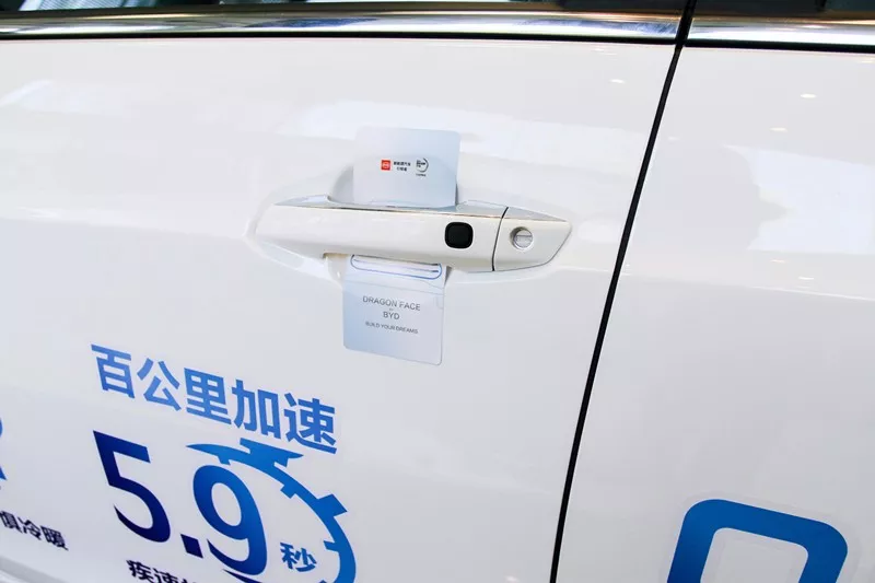 【不到8万！比亚迪秦PLUS再降价，合资燃油车彻底没活路了？】
 
比亚迪秦PLUS优惠力度再次加大，部分门店叠加置换补贴之后，入门版本落地能够控制在8万以内。这个价格直接闯入合资家用轿车的传统地盘，不少车友提出疑问，长期占据家用市场的合资燃油车，生存空间是不是已经被大幅压缩。
 
过去十万级家用轿