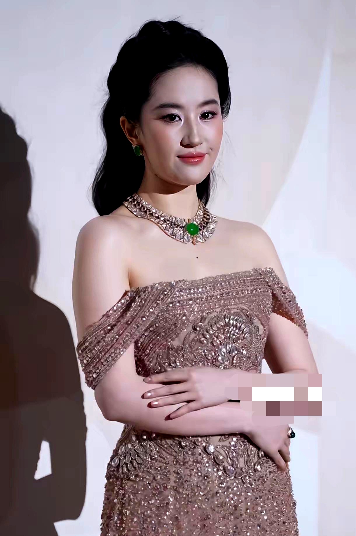 前两天上海宝格丽高珠晚宴，39岁的刘亦菲穿了身香槟色满钻抹胸高定亮相，脸圆润了，身上也明显长了肉，一出场却直接把圈内那群拼命饿肚子的“白幼瘦”女星衬成了干瘪豆芽菜
 

以前的小龙女确实瘦，骨感清冷透着仙气，现在年纪上来，不再刻意追求单薄骨相，反而靠着恰到好处的肉感解锁了顶级的丰腴美。生图里看得清清