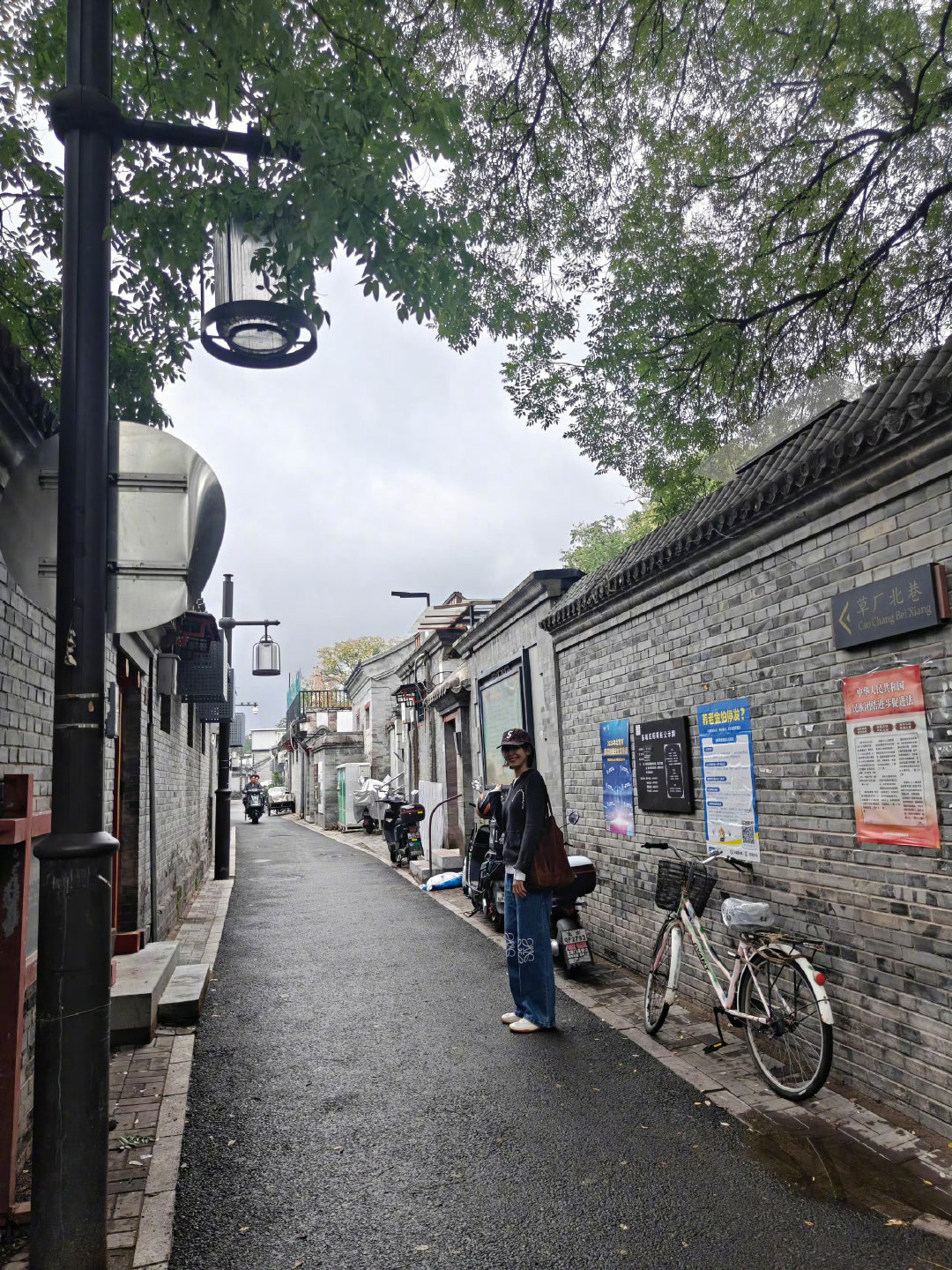 #新浪娱乐[超话]##王濛带曾沛慈逛北京# 看两位姐姐在北京闲逛，松弛自在的氛围，看着就让人觉得治愈。 ​