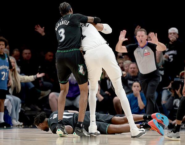 “外星人”文班亚马被驱逐 马刺受影响不敌森林狼    11日，NBA季...