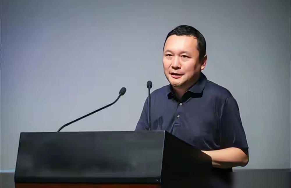 北大副校长被判8年，有几个细节需要注意：1、贪腐3100余万元，仅判8年，是因为他不仅投案自首，还主动交代了未掌握的证据

说真的这事儿太反常识了，谁能想到他是1998年的四川省文科状元啊，当年那可是千军万马过独木桥里最拔尖的存在，考进北大之后一路顺风顺水，保研、留校，44岁就成了北大首位80后副校