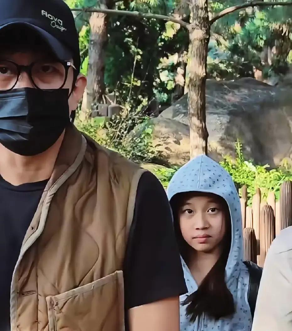 上海迪士尼
的游客里，有网友撞见了邓超带着小花妹妹的身影。
玩了一整天，临走时邓超背着塞得满满当当的购物袋，小姑娘戴着卡通
帽子跟在后面。
不少人感叹，荧幕里那个满嘴跑火车、整天变着
法搞怪的综艺咖，到了自家闺女面前，竟然能展现出如此细致的一面。
说真的，现在的社交媒体上，明星带娃的消息
