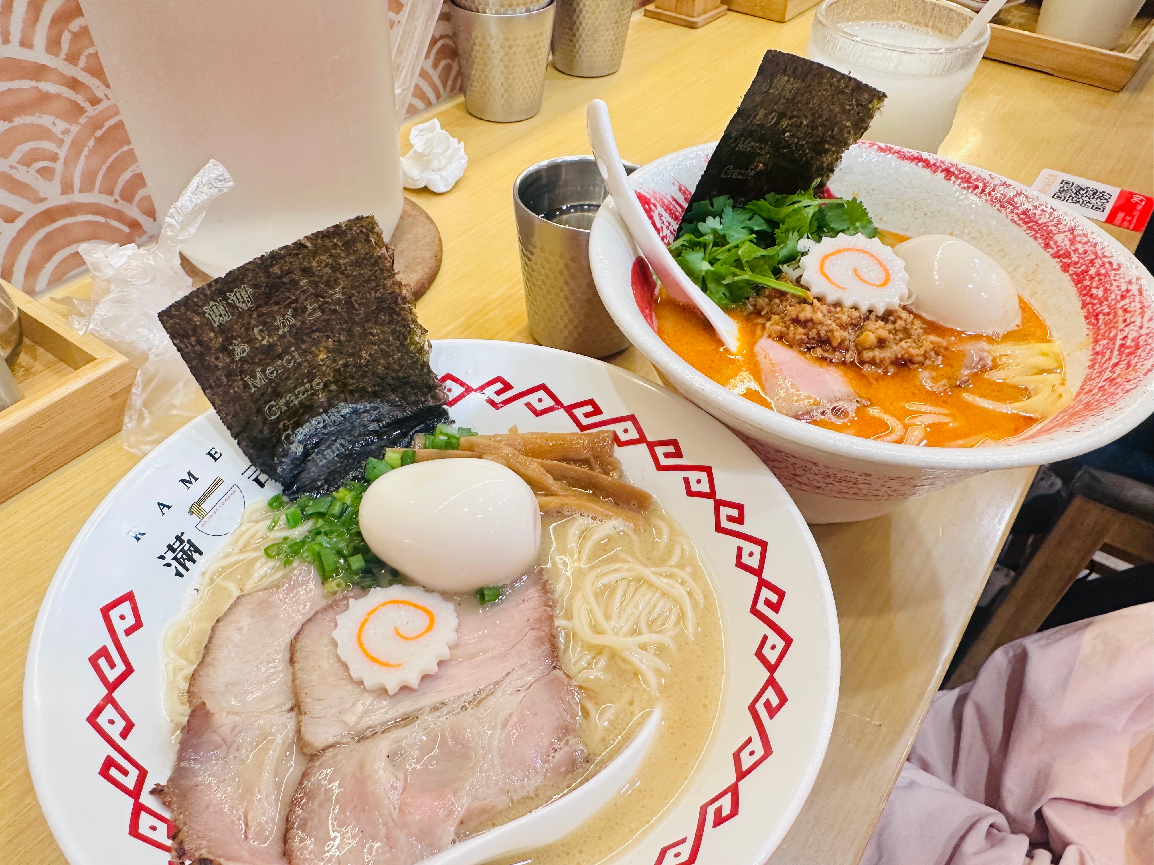 二手集市是时间的褶皱。
我很怀旧 所以对于我这样的人来说 逛二手集市 看到每个物品 可以联想到一段物品和摊主的故事 根据摊主的物品和衣服风格 似乎也能窥到一点摊主的品性与人生一角 所以才觉如此有趣。

捡漏喜欢的耳饰 偶遇彩虹和落日 也有了内心短暂被填满的时刻[女孩儿]
（好多摊主过于时尚 全都 ​