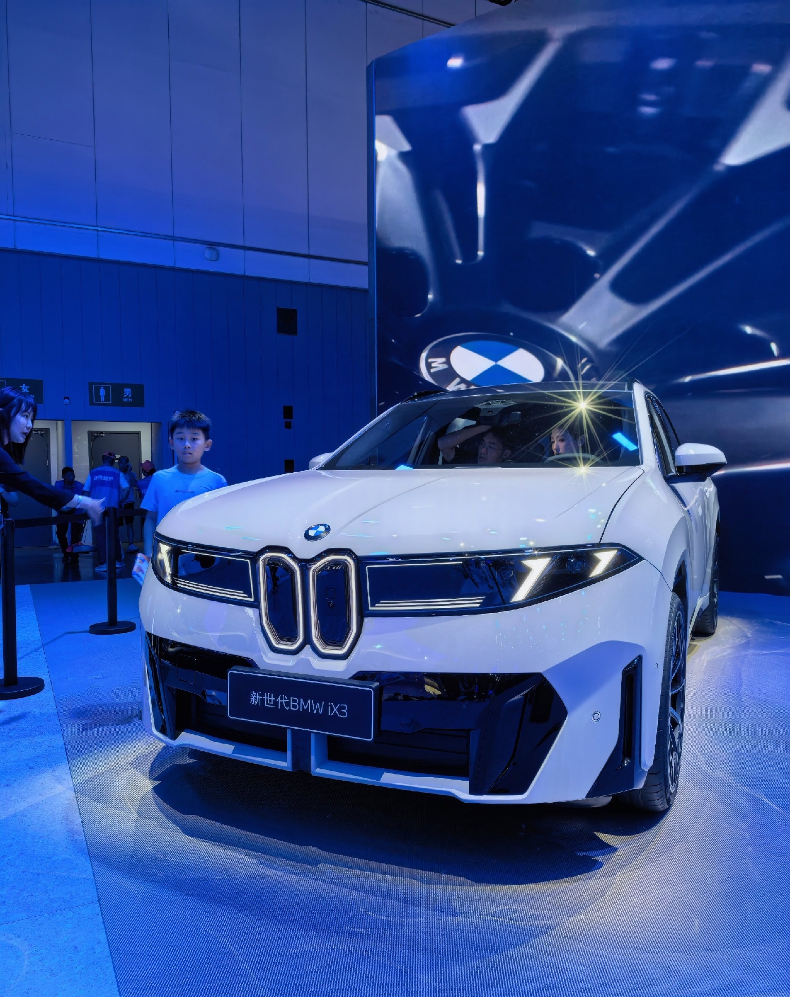 宝马在成都车展上新车了！
26.99万元起的新世代BMW iX3开启预订了这波订价诚意真的很足，直接把新世代 BMW iX3全国统一价。

而且全系标配800V高压平台，顶配50L更是香麻了，33.99万就能得到113.4kWh大电池、919km CLTC续航、双电机四驱、长轴距+全套前排舒适配置！