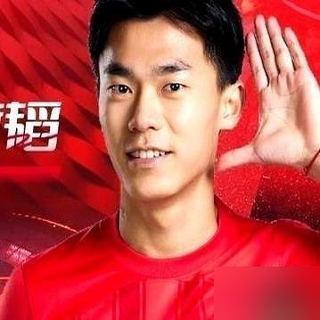 被全网骂成筛子的那个球，胡荷韬又踢回来了。
半决赛打韩国，尾声盯人失误，让人家反超绝杀。骂声铺天盖地，他没回一个字。三天后铜牌战，第15分钟接蒯纪闻传球推射破门，整届亚运会进了俩。
赛后他说，进球是全队的功劳，自己只是跑到了位置。半决赛那个失误，他说球队会吸取教训，不畏惧强敌。
从被韩国边锋一