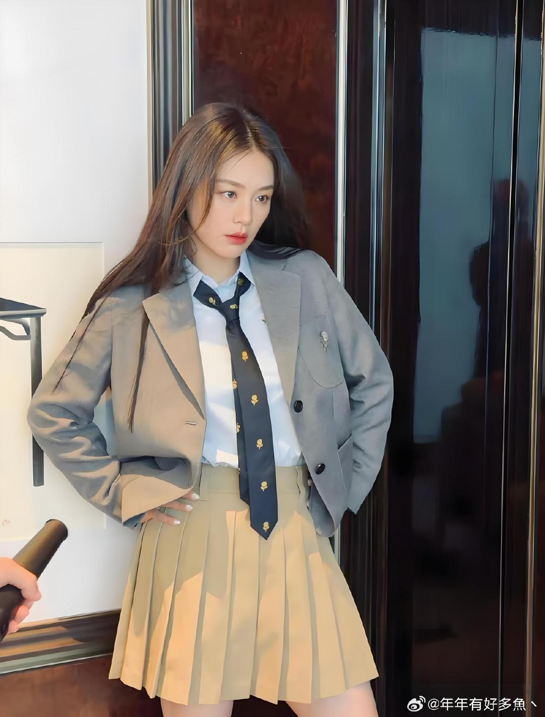 马思纯留黑长直穿学生妆，瞬间年轻了十几岁，这颜值简直回春了！ ​