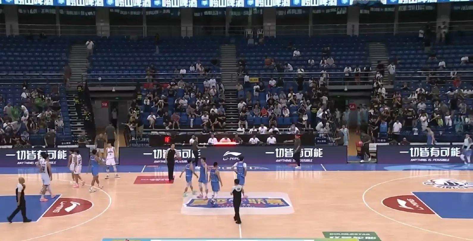 辽宁男篮67:75输给了北京首钢8分，对于平均年龄只有23岁多人第一次现在“CBA”赛场的辽宁男篮来说已经很不错了。

并且内容打的我觉得还有进步空间。

这场球更像是给年轻人交学费、也给教练组试阵容的一次实战，比分只是表面，谁能在对抗里稳住、谁能把节奏提起来，才是最该记住的东西。

没有鄢首琪在场