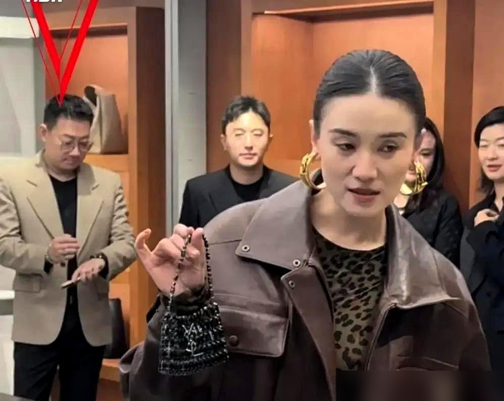 宋佳二封金鹰视后，转头一个人穿着豹纹裙去三里屯溜达，连个助理都没带。
不是作秀，是真闲。她自己上播客说了，很久没进组，就想喘口气。
杨天真在那期节目里甩了组数据，现在剧集开机率只有去年同期的30%。有演员合同都签了，投资方撤资，项目直接黄了。
搁别人早慌了，宋佳不急。她说演员和剧组是一拍即合的