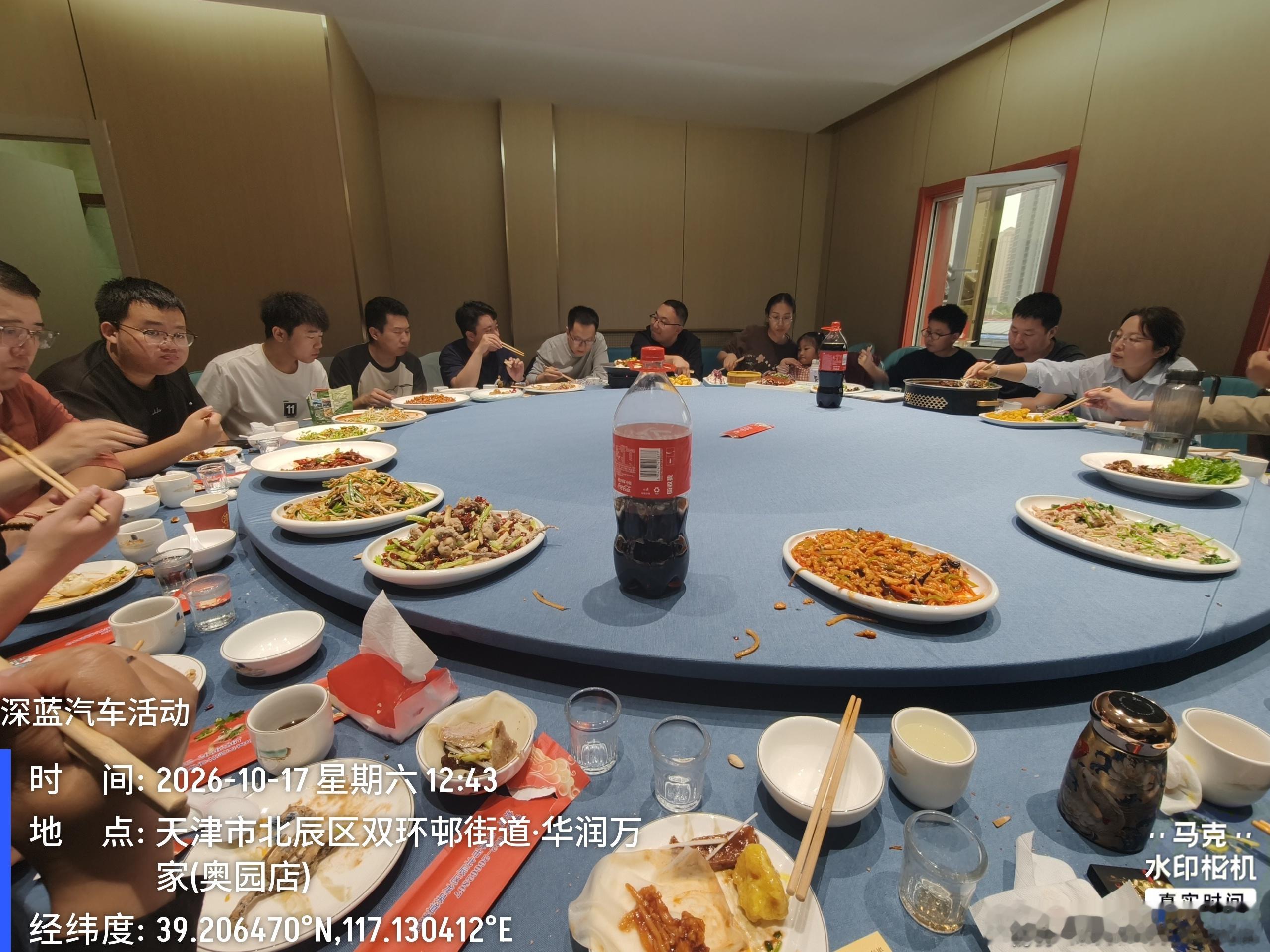 这次天津深蓝车友线下小聚，算是圆满收官了！都是开深蓝的车主，
 聚会当天天气阴阴的，还下点小雨，但完全不影响大家的热情。车友们都很准时到场，一排排深蓝车停在一起，颜值是真的能打，车队上路列队巡航，回头率很高！
 
这次聚会没有复杂流程，主打一个轻松自在。大家坐在一起随便唠嗑，聊聊真实 ​