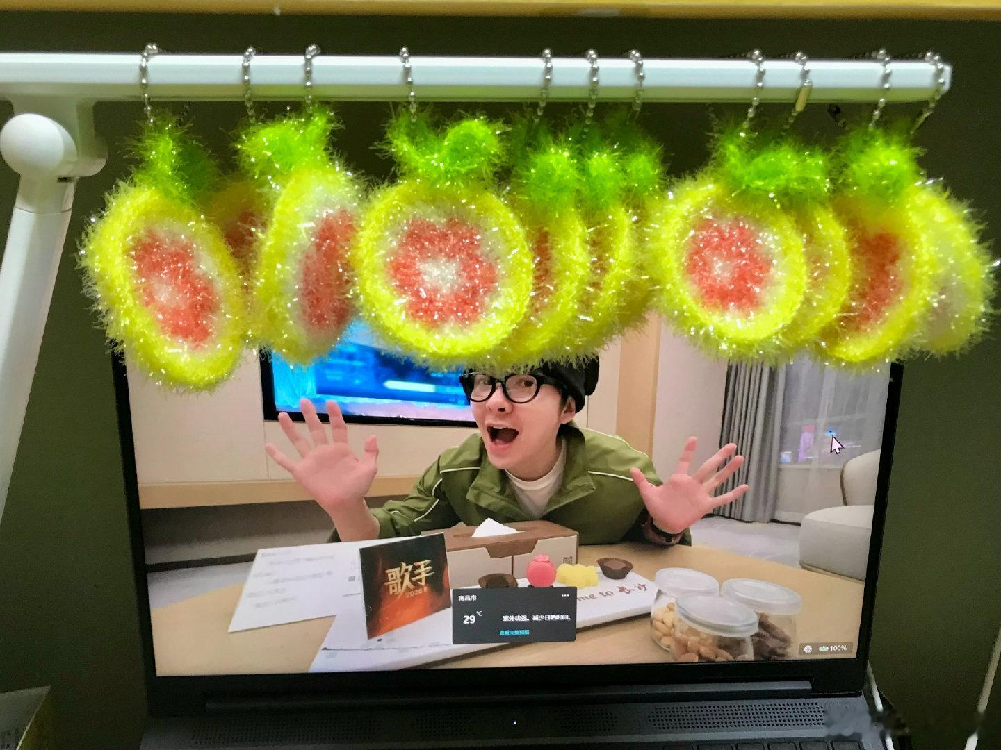 #尤长靖[超话]##尤长靖heliophile巡回演唱会##尤长靖2026向光之地巡回演唱会##尤长靖# 
准备了一些物料，没有包装希望大家不要介意呀
另 我不好意思发，如果有碰见我可以向我要，应该会直接挂在包上的，包上还有一个皮卡丘 ​