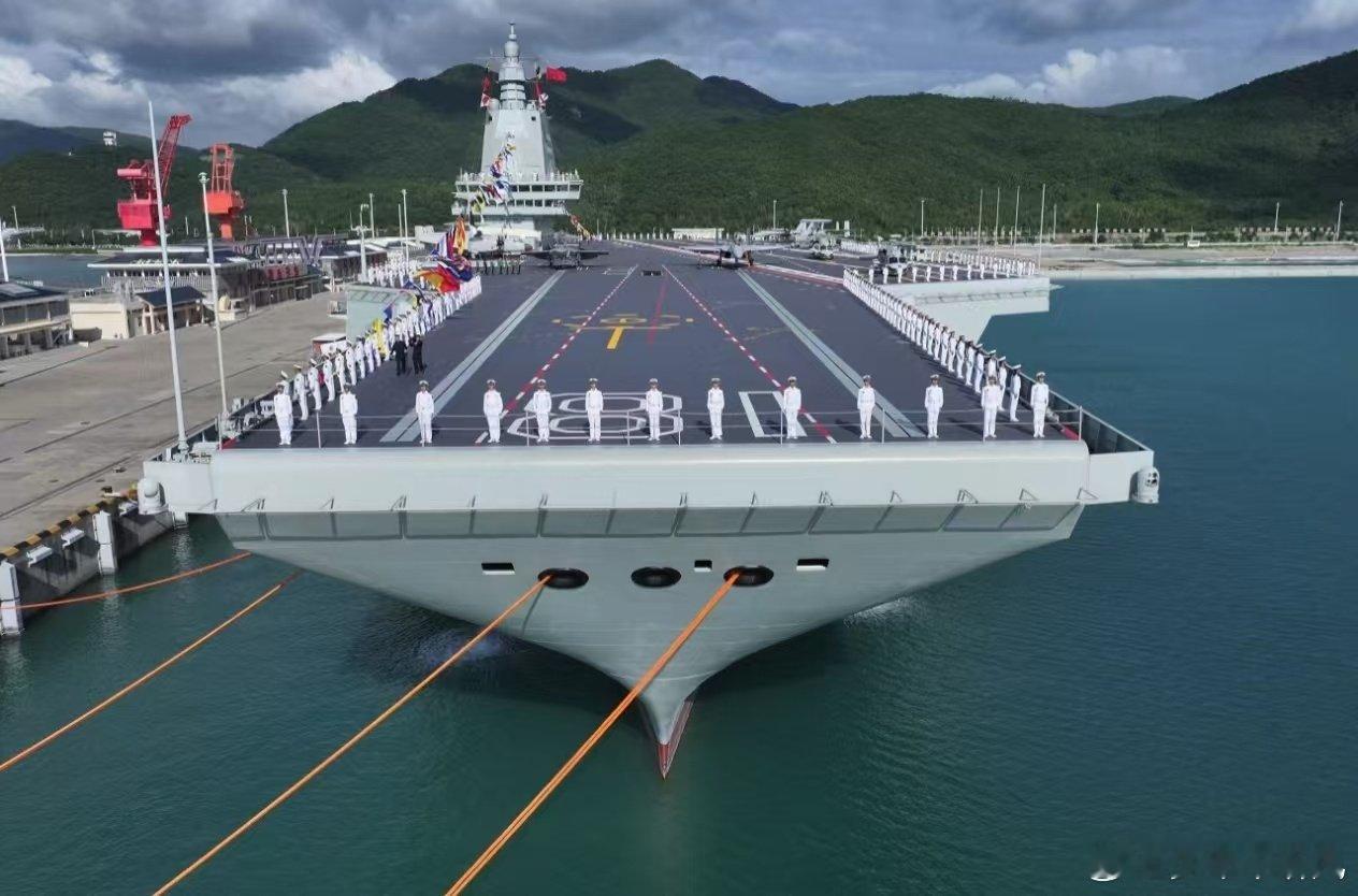 巨舰静泊，锋芒内敛；
驰骋深蓝，护我海晏河清🇨🇳
 
#福建舰##海军[超话]# ​