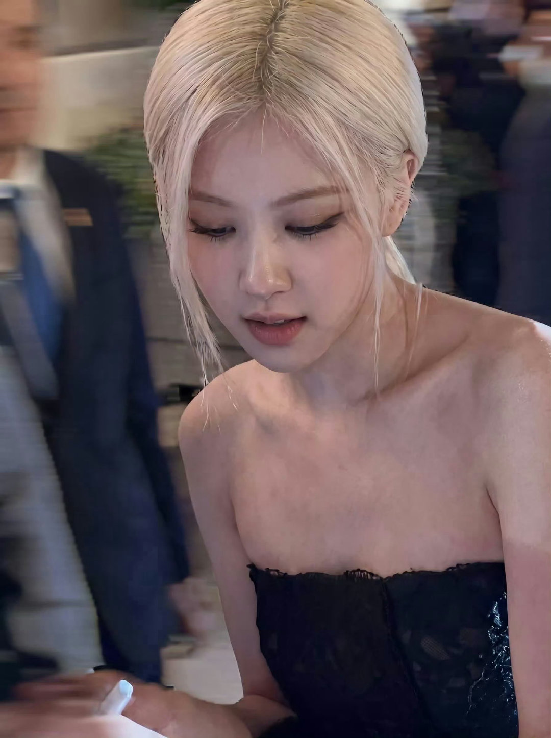#朴彩英巴黎时装周全黑造型#[捂嘴哭]#ROSÉ[超话]# 
清透得像带着露珠的玫瑰花瓣 ​