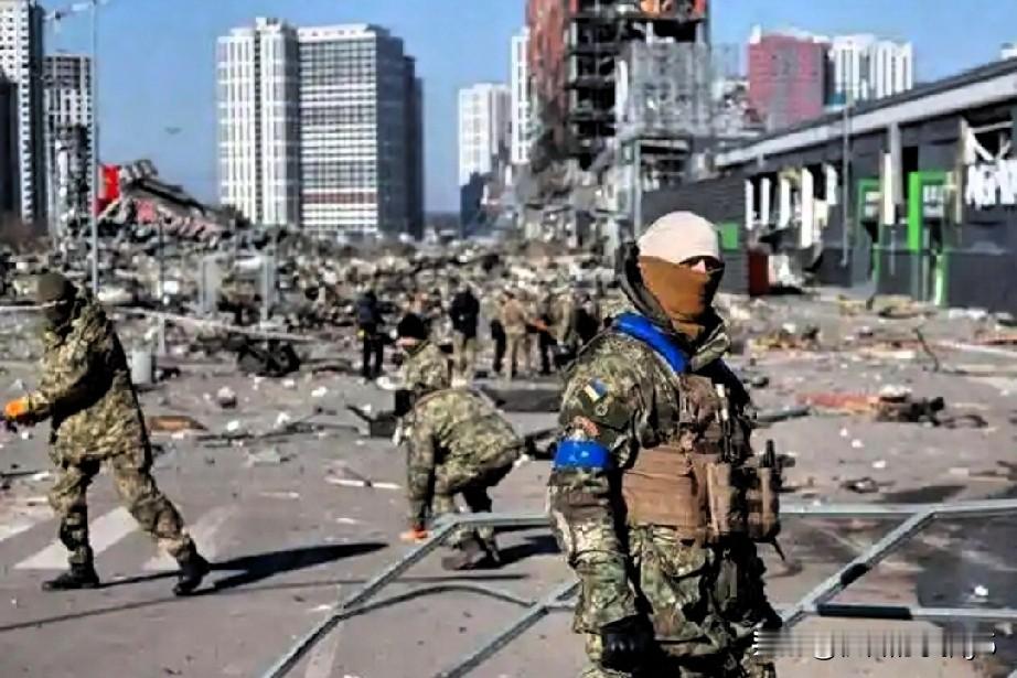 基辅街头近日上演了国安局与情报部门正面冲突的罕见场面，乌克兰国家安全局与国防部情报总局的武装人员当场对峙，僵持时长达到10小时，事件中情报总局一方至少有3人受伤，另有未经完全核实的消息提及有1人在冲突中身亡。
乌克兰总统泽连斯基公开怒斥该事件“绝对可耻”，随即下令总检察长对所有涉事人员展开全面彻查。