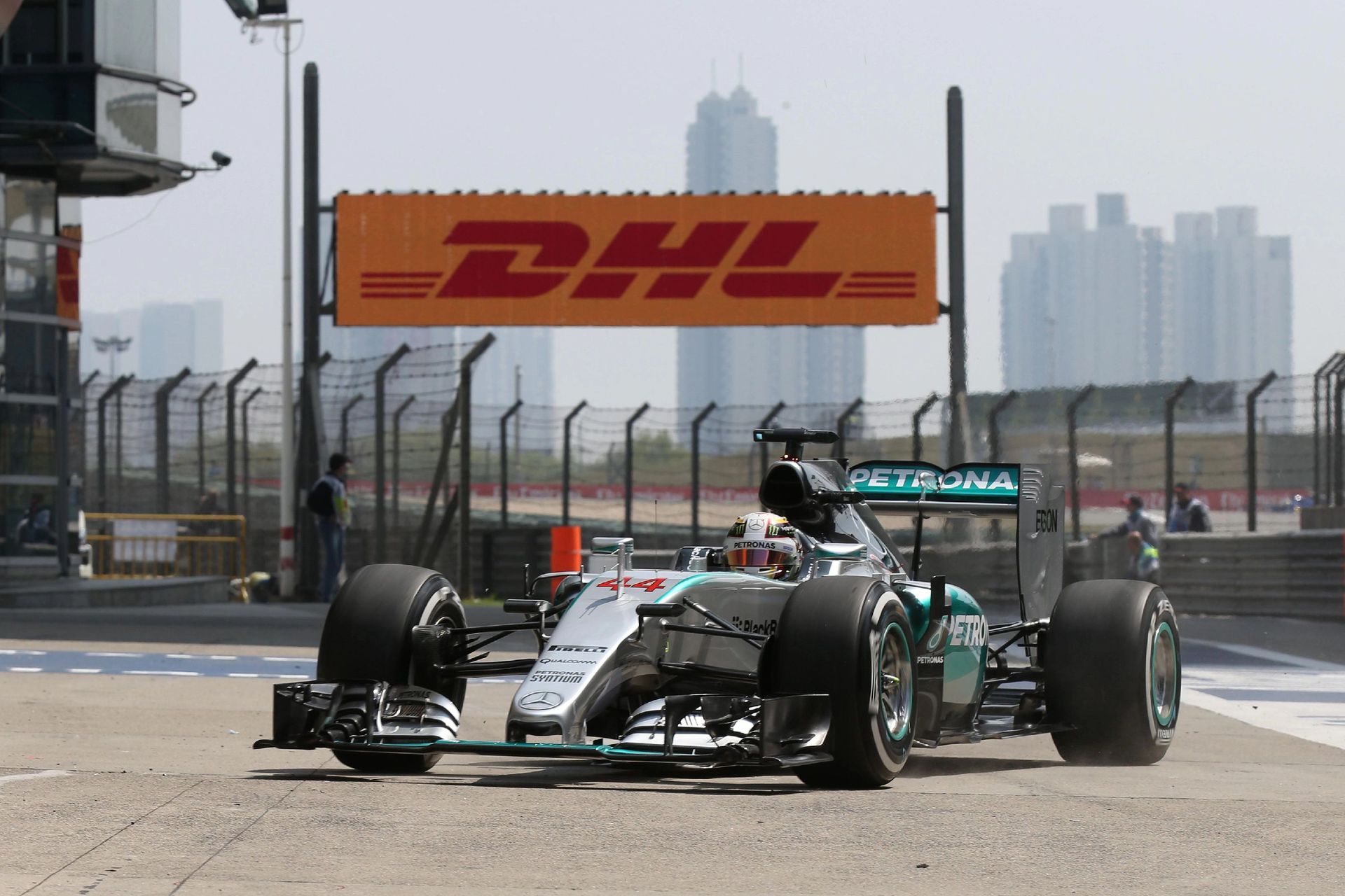F1 美国站：凯迪拉克用法拉利引擎进 F1，到底算不算真入局
grid 上多了个美国车队本来是好事，但仔细一看 ——2026 到 2028 这三年，凯迪拉克跑的全是法拉利动力单元，自研发动机要到 2029 年才落地。围场里福特那边已经开嘲了：深度参与赛事却买别人引擎，跟 &34;客户队&34; 有啥区别。
换个