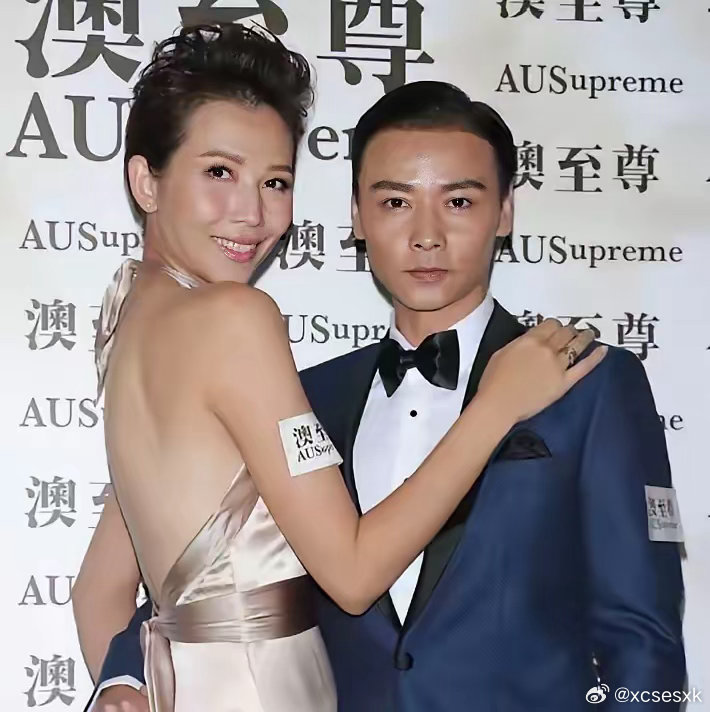 今天必须说说张晋这段采访。主持人把那个所有人都绕着走的问题，直接砸到张晋脸上——"你老婆陪了刘銮雄6年，你知道吗？"镜头里蔡少芬眼神飘了一下，全场都在等张晋翻车。结果他一句话，把整个场子拨了回来。这段几年前的视频，到现在还在被反复翻出来看，因为实在是太教科书了。 ​