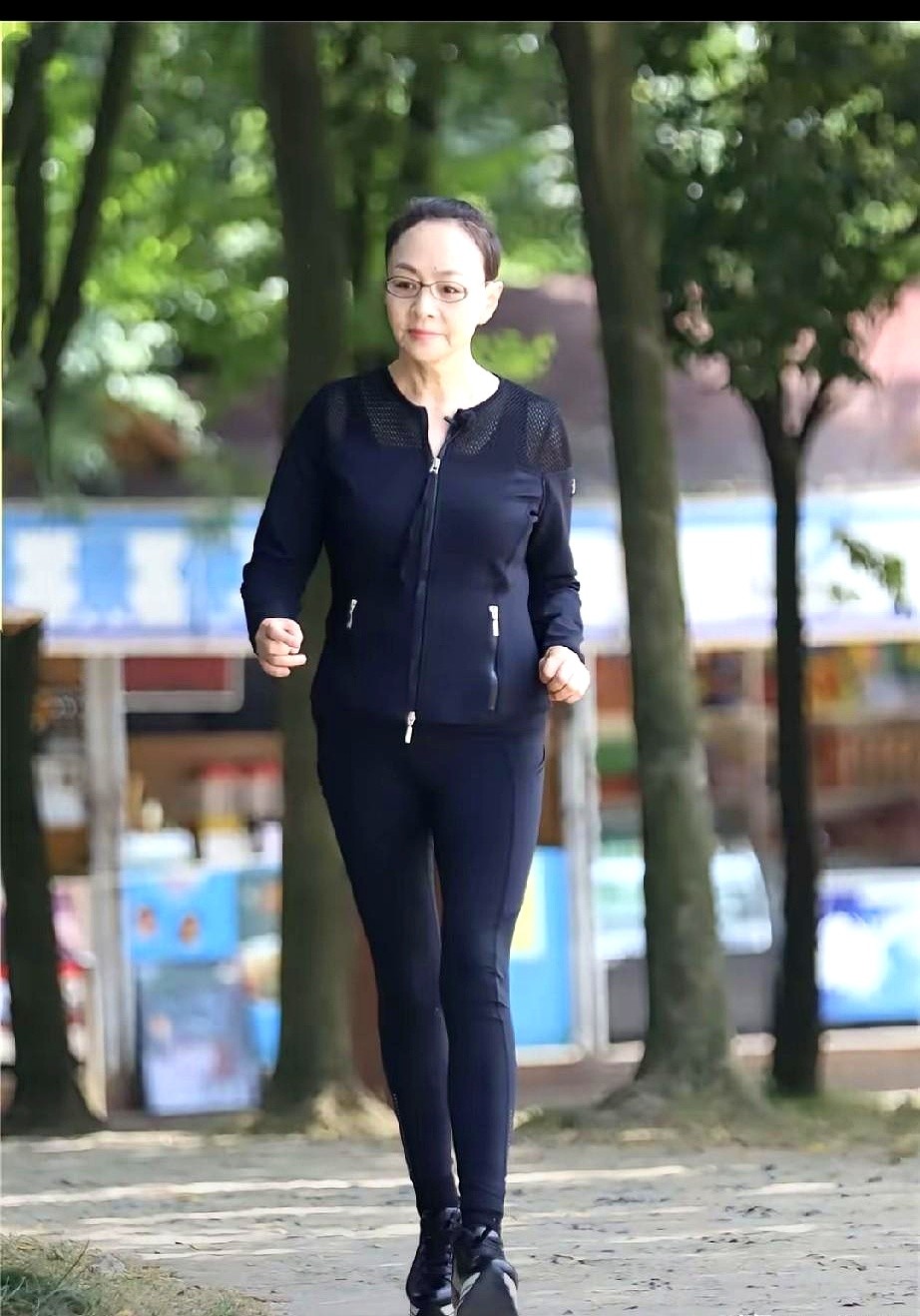 宋丹丹走路，撇着脚，晃着膀子，目视前方。

别的女明星出门，恨不得连头发丝都“端着”。她倒好，完全不顾及形象。

有人以为她是有伤病。其实真不是，她和张嘉益那种情况不一样。

她就是单纯觉得，拿自己的舒服去换别人的赞美，太亏了。

到了这个年纪，偶像包袱早扔了。怎么松弛怎么来，自己舒坦比什么都强。