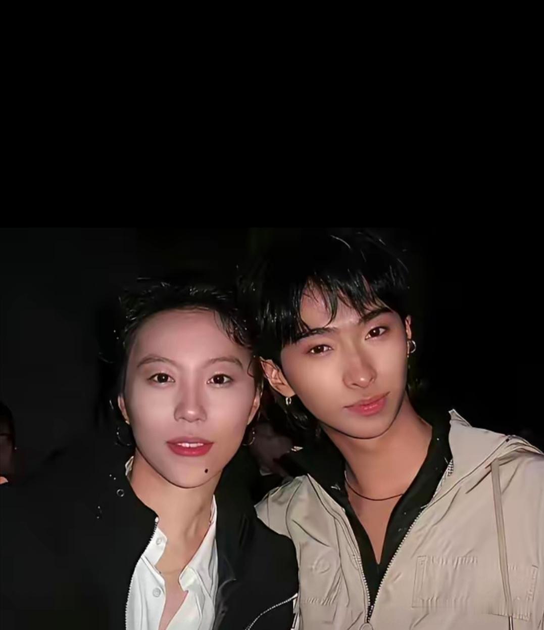 网友拍到窦靖童和伊能静的儿子恩利同框，两人一亮相，就能感受到满满的个人风格。
 
作为星二代，他们没有刻意去迎合大众眼中的标准审美，穿搭、神态都遵从自己内心，活出不一样的姿态。
窦靖童一直坚持自己的音乐道路，风格随性洒脱；恩利也敢于表达自我，坦然展现真实的自己。
 
很多网友感慨，在聚光灯下长大，还