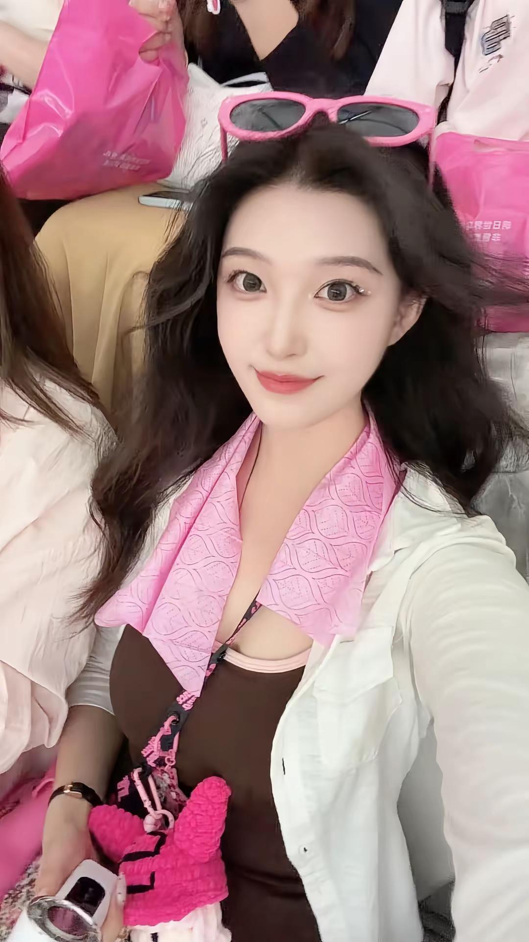 当我在演唱会上把镜头翻转过来，才发现好久没有看到如此鲜活的自己🩷明日世界 汪苏泷