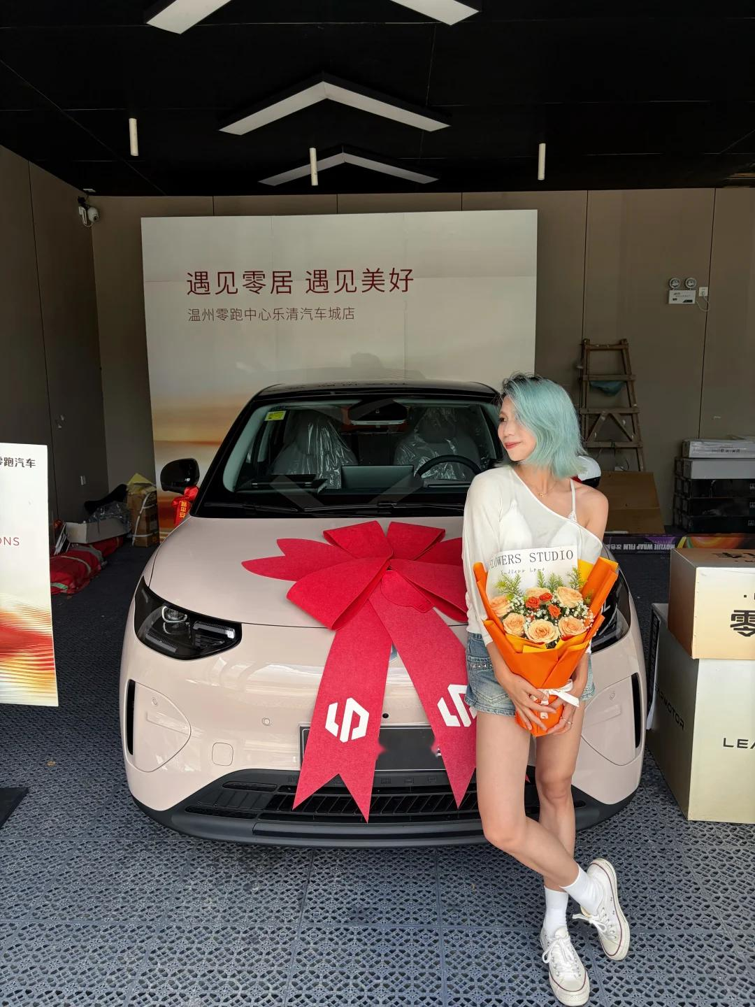 喜提人生第一台车，我的零跑A05终于正式回家啦！
上个月看完零跑A05的发布会就一眼种草，线上做功课、线下跑店看实车，纠结斟酌了好几天，最后果断下定，全程都是自己一个人搞定。
预算六七万，不追求花哨配置，就想要一台颜值高、日常好开、空间够用的代步小车。线下看到摩根粉实车真的被拿捏了，实物比图片温柔太