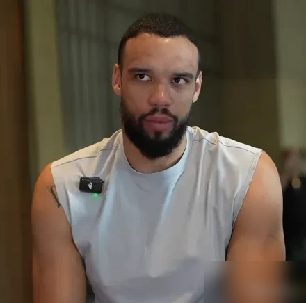 狄龙评NBA四大恶人，居然把东契奇和SGA算进去了！

最近于嘉采访狄龙，问他心中的NBA四大恶人名单，他列了自己、追梦格林，剩下俩居然是东契奇和亚历山大。

狄龙说恶人得有领导力，这俩入选全是因为造犯规吃相难看。23-24赛季SGA场均罚球8.7次，光靠罚球就能拿7.6分，当时就被全联盟吐槽爱碰瓷
