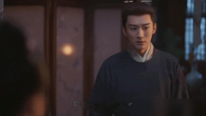 谭松韵一句话，把刘学义整破防了。
林锦岐，吏部尚书长孙，正四品指挥佥事，杀伐决断的主。结果兰香就调侃一句他年纪大，这人记上了。
转头看见韩梁，那眼神立马不对。婚后提一嘴韩秀才试探，兰香火气上来，直接第二巴掌甩过去。
强娶时挨第一巴掌，吃醋试探又挨第二巴掌。外面是冷面阎王，回家醋坛子说翻就翻。