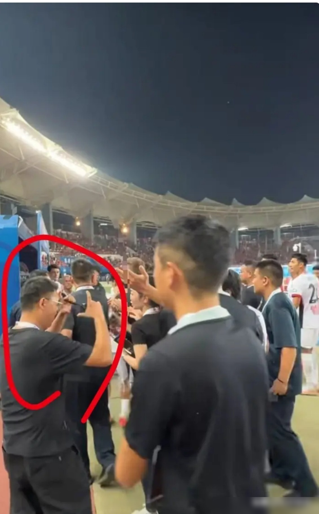 韦世豪这哥们挺狂啊，足协应该会有处罚出来吧！！！好好踢球不好吗？作为国内足坛目前来讲实力不错的球员，韦世豪的职业生涯一直伴有各种争议，公布的男足集训名单，韦世豪再次入选，事情原因成都蓉城与河南赛后，由于成都蓉城没能在河南主场拿到胜利，没有能够提前夺冠，韦世豪在退场进入球员通道前，对着河南看台用手比划