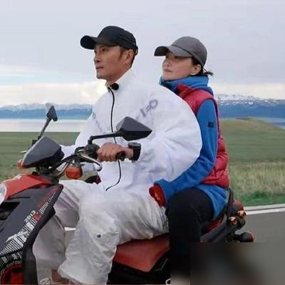 当年上离婚综艺，是前夫那边经纪公司牵的线。郭柯宇自己在访谈里撂了实话，没工作，缺钱。
那会儿谁看她都像看个过气女演员，婚姻散场，事业凉透。结果节目播完，风向全变了。她不撕，不卖惨，安安静静把日子过回来。
现在戏约回来了。《兰香如故》里演薛桂花，配角照样被观众盯着夸。电影《苍山》也上了，她演无名小