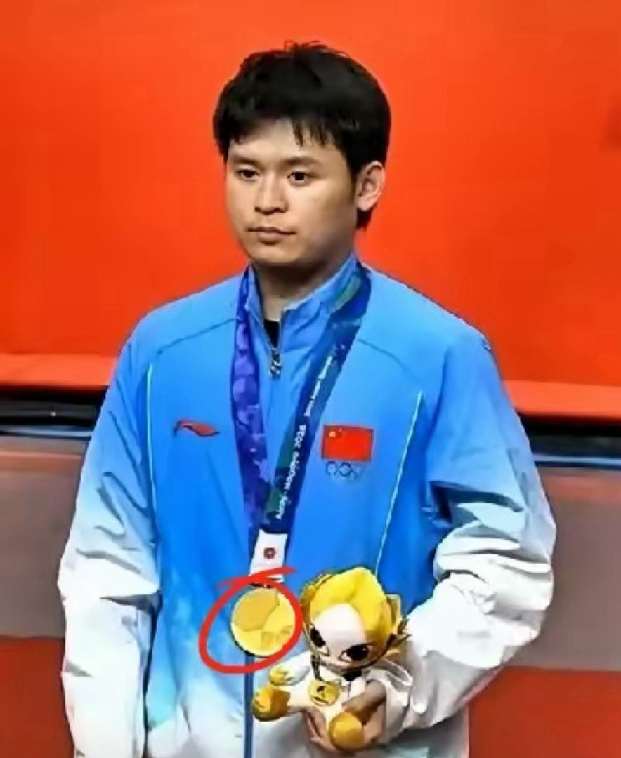 林诗栋领奖面无表情被热议！
真正看懂的人，才知道他有多成熟

林诗栋领奖这张照片

手里拿着沉甸甸的亚运金牌，还有吉祥物玩偶，脸上平平淡淡的，看不出啥激动，既没笑，也看不出兴奋。

好多网友就开始说了，好不容易拿下这么重要一块金牌，咋看着一点都不开心呢？
 
其实真不见得是不高兴。这恰恰是 ​