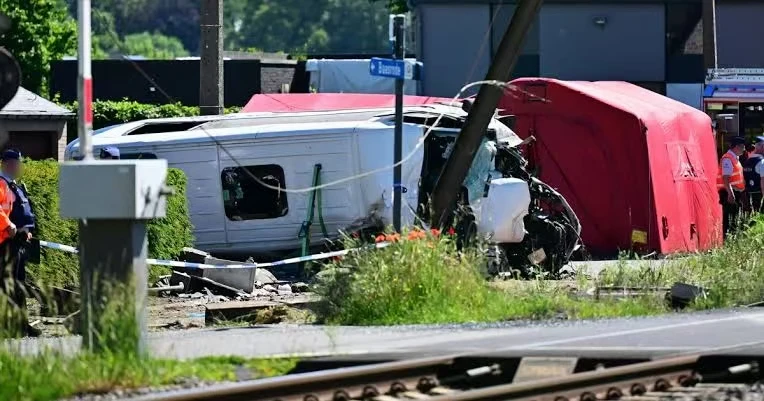 比利时发生火车撞上校车事故，4人死亡