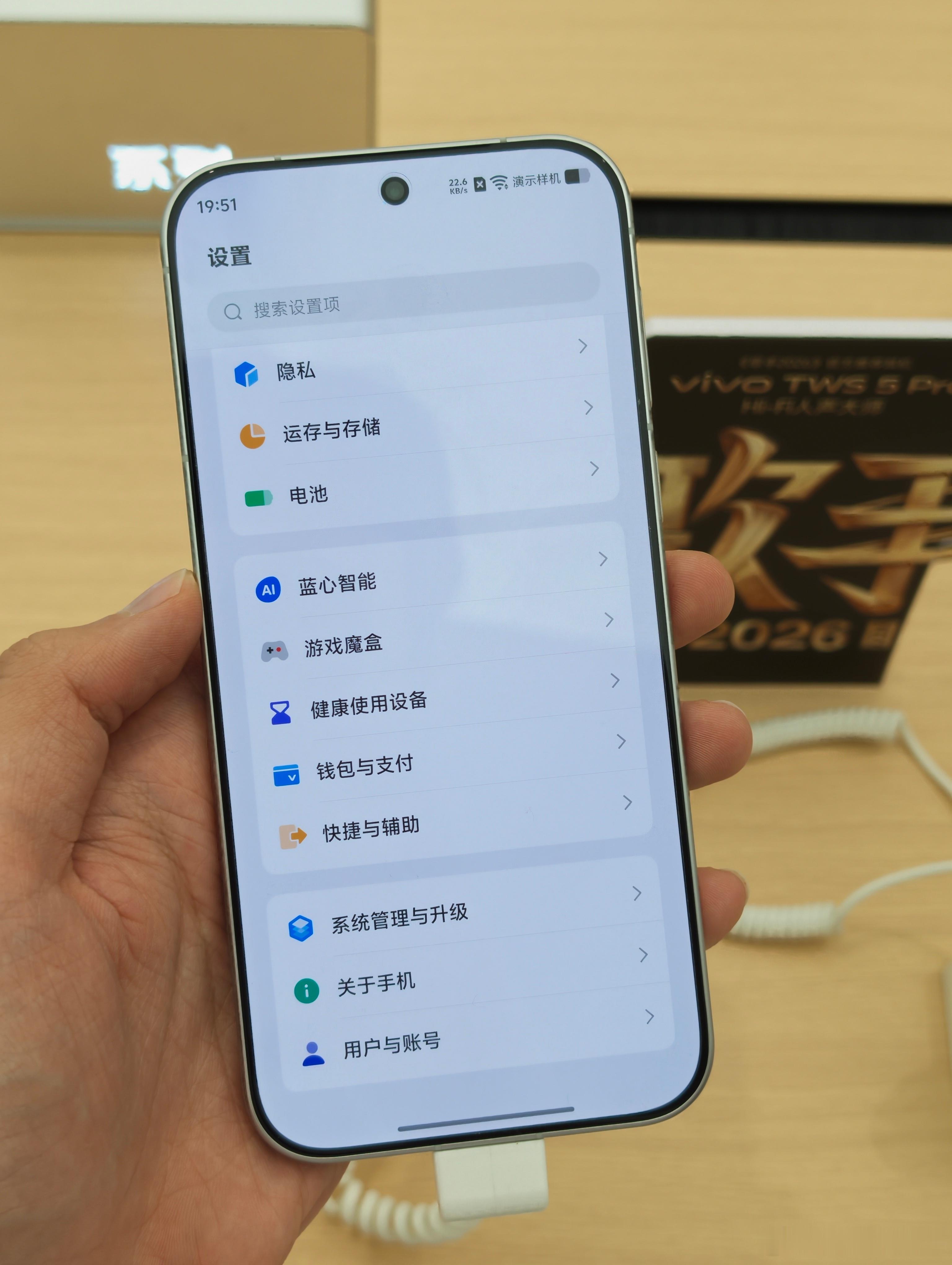 vivo X500/Pro Max上手体验

这次X500标准版的白色还是蛮好看的，命名叫晴天，重量蛮轻的，不坠手。

X500 Pro Max镜头下面是有一点点小凸起的，类似于13Ultra的阶梯，倒是凸起很小很小，几乎看不出来，而且也没有头重脚轻的感觉。

这次的灰色做得挺好看的，背部拼接设计，下半部分有星星，上半部分是 ​