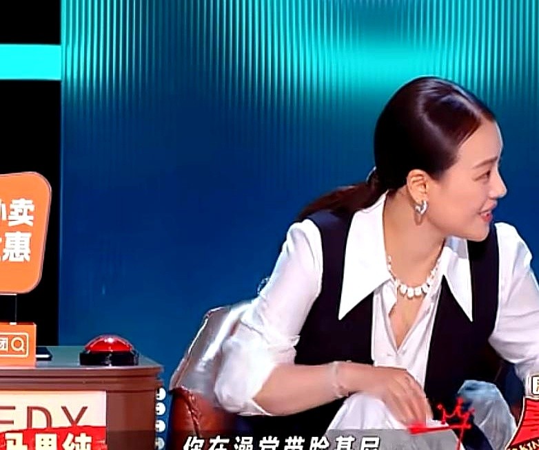 孙怡去公共澡堂洗澡，头上居然套了个脸基尼。

为了不被路人认出来，她把脸捂得严严实实，甚至全程顶着一张面膜在水池子里泡着，主打一个谁也认不出。

马思纯听完直接笑弯了腰，一句话戳破真相，你这哪叫反侦察，以后大家去澡堂，看见敷面膜的就知道是你孙怡来了。

本来想藏进人堆，结果硬生生把自己搞成了澡堂子里