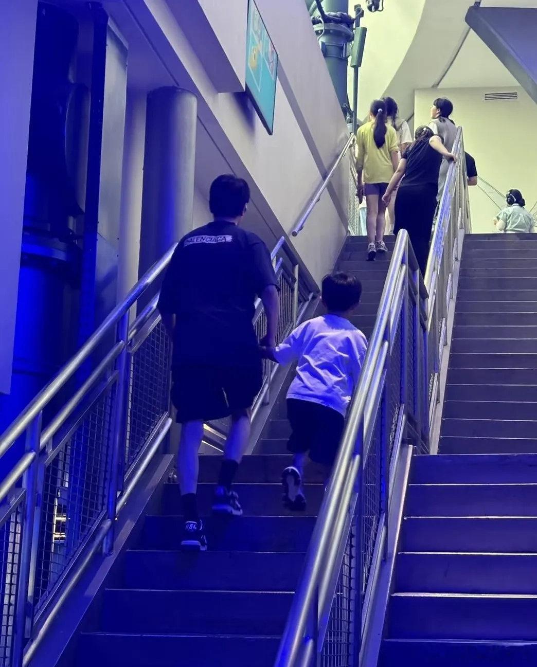 有网友在北京环球影城偶遇冯绍峰，陪同儿子想想出游。
想想今年已经7岁，在上海上学，冯绍峰与赵丽颖如今都定居上海。小朋友圆脸可爱，长相更随妈妈赵丽颖。
两人当初闪婚又快速分开，不少《知否》观众感慨，戏里盛明兰和顾廷烨的羁绊，在孩子身上延续下来。 ​