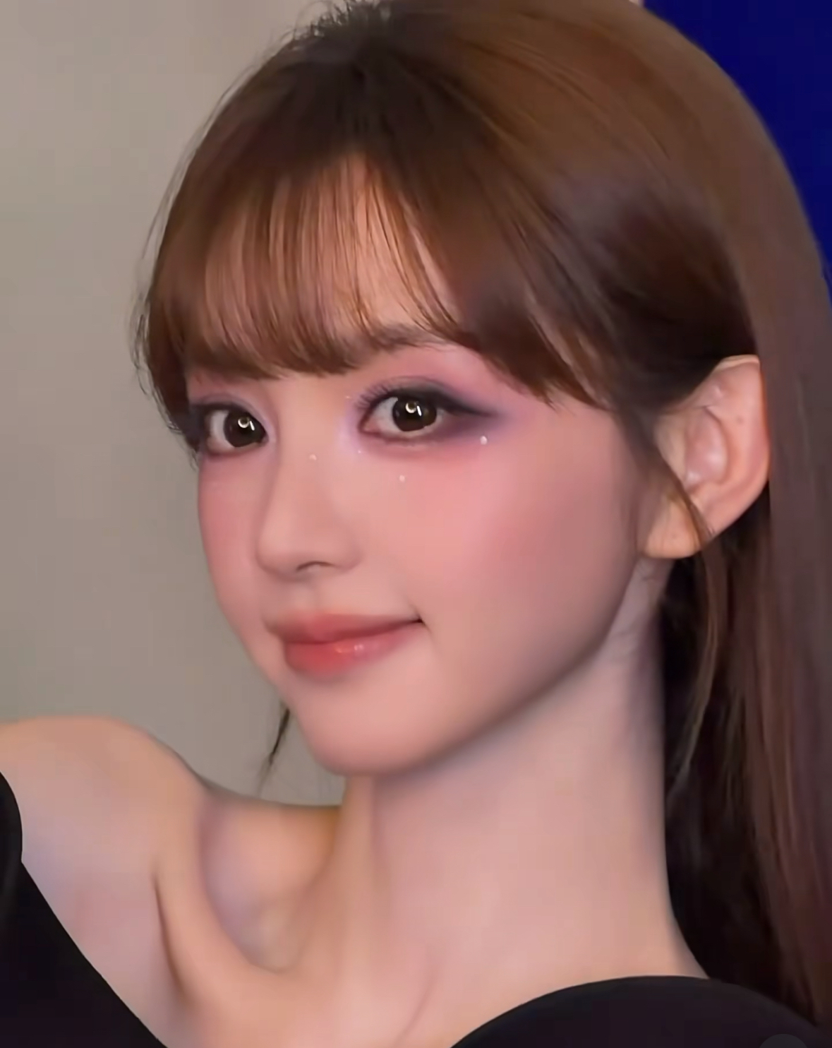 2026成都国际车展田曦薇这组粉紫碎钻眼妆真的太绝了✨棕调齐刘海长发，搭配氛围感拉满的紫调眼妆，眼下点缀细碎钻闪，甜而不腻。露肩黑衬得皮肤透亮，灵动的眼神切换各种表情，俏皮wink、温柔凝视，甜妹也能解锁梦幻又带点小魅惑的风格，每一张都很有镜头感。