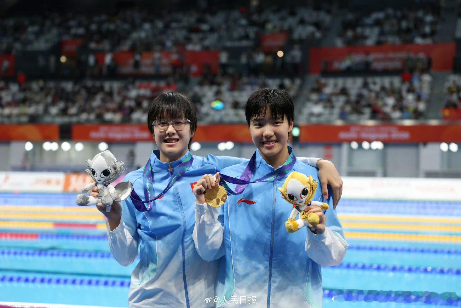 b体育#教育部回应13岁于子迪亚运夺2金#
13岁才刚上初中呢，小小年纪，大有所为啊。[嘻嘻]真是长江后浪推前浪啊。
不过，忍不住想要吐槽一下图片里，她们手里拿的吉祥物，[允悲]感觉好丑啊。 ​