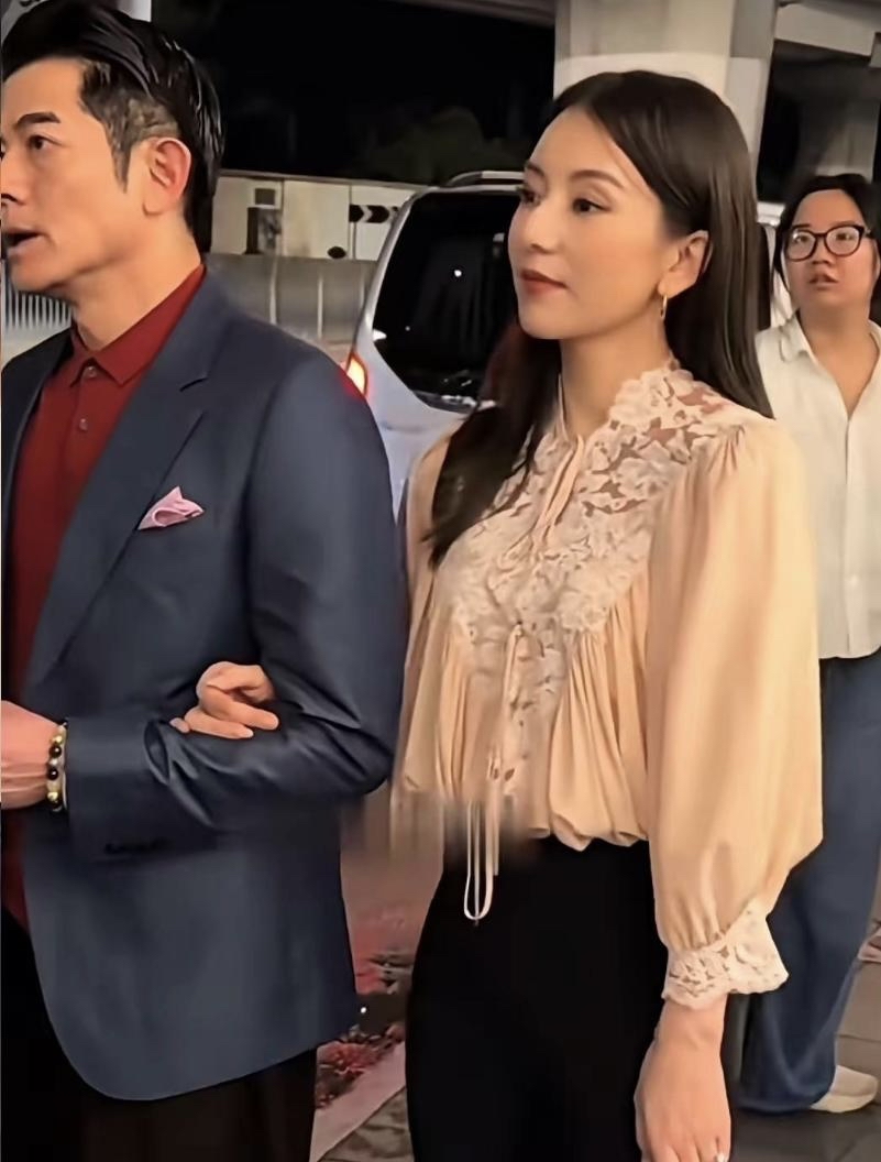 郭富城夫妇同框出圈！私下安静陪在一旁，镜头前一秒切换笑容

你有没有发现？
方媛每次和郭富城一同现身，都只是陪在一旁，郭富城和友人闲聊时，方媛就安安静静站在边上，根本插不上话。
可一碰到狗仔拍照，她的脸色转得特别快，直接从面无表情的倦怠模样切换出得体笑意，看相关视频的时候这种反差格外明显。
不少网友
