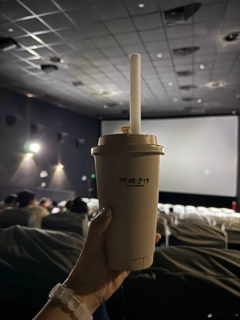 今天的第一顿正餐。
这两天沉浸式写作，居然状态又回来了，毕竟现在长时间专注对于我来说太难了，还能卡着点儿去看了龙餐厅，因为明天要用哈哈哈——不过，这些年沈腾的演技是真的被低估的。
这周未来几天又要挑战极限，💩是一定要到最后一刻才能崩的，已经可以很淡定地把自己安抚好了。
睡觉➕明天 ​