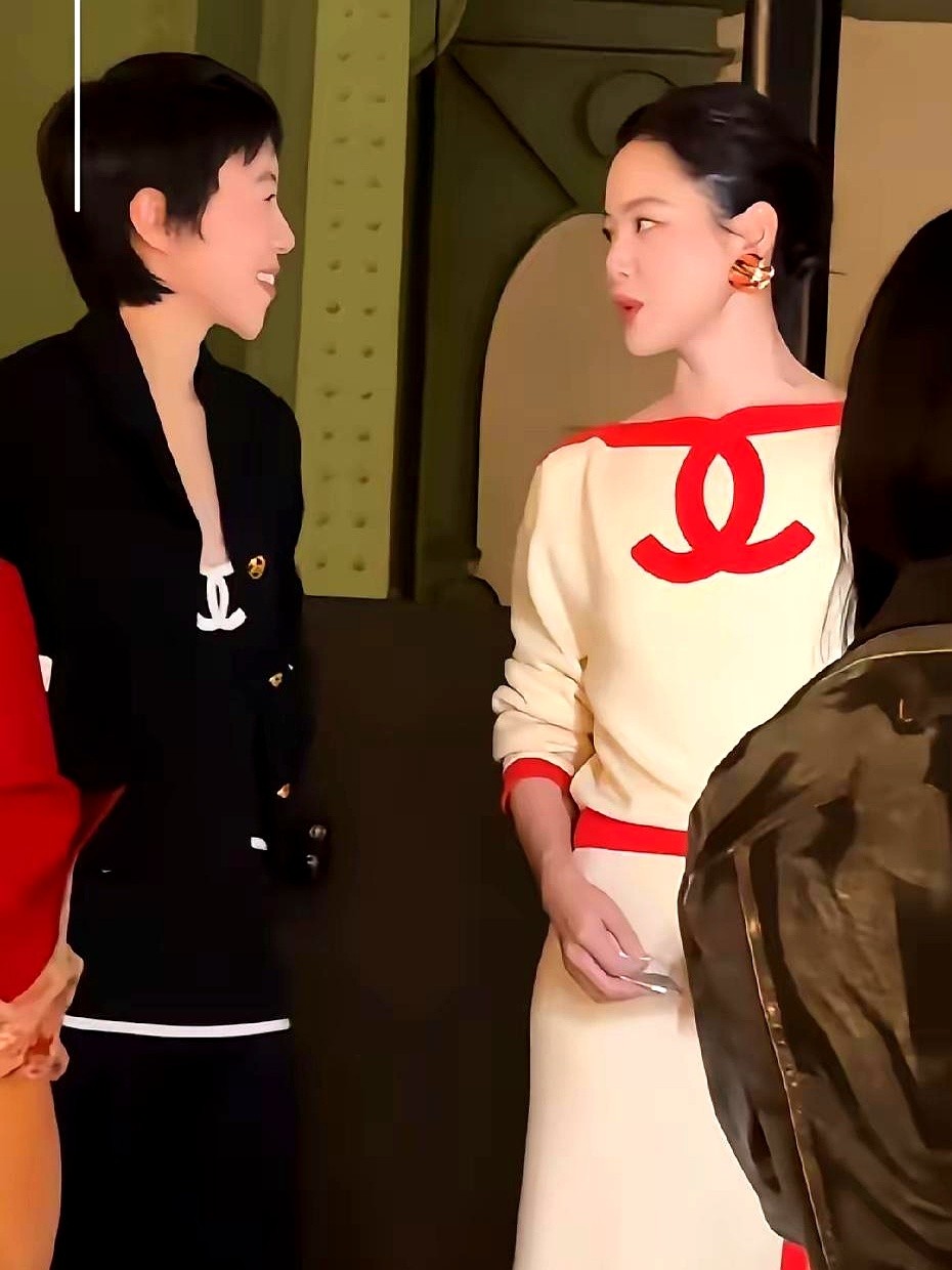巴黎香奈儿大秀，辛芷蕾和窦靖童同框了。满屏完全没有女明星比美的刻意感。

这两人的风格压根不撞，镜头前各有各的锋芒。平时秀场那种暗流涌动全没了，画面里就是两个各有活法的酷姐搭伴看个秀，养眼得不行。

内娱真该看看这种同框状态。不硬凹造型不搞艳压，这种松弛感，是不是比看那些连头发丝都要计算的精修图舒服