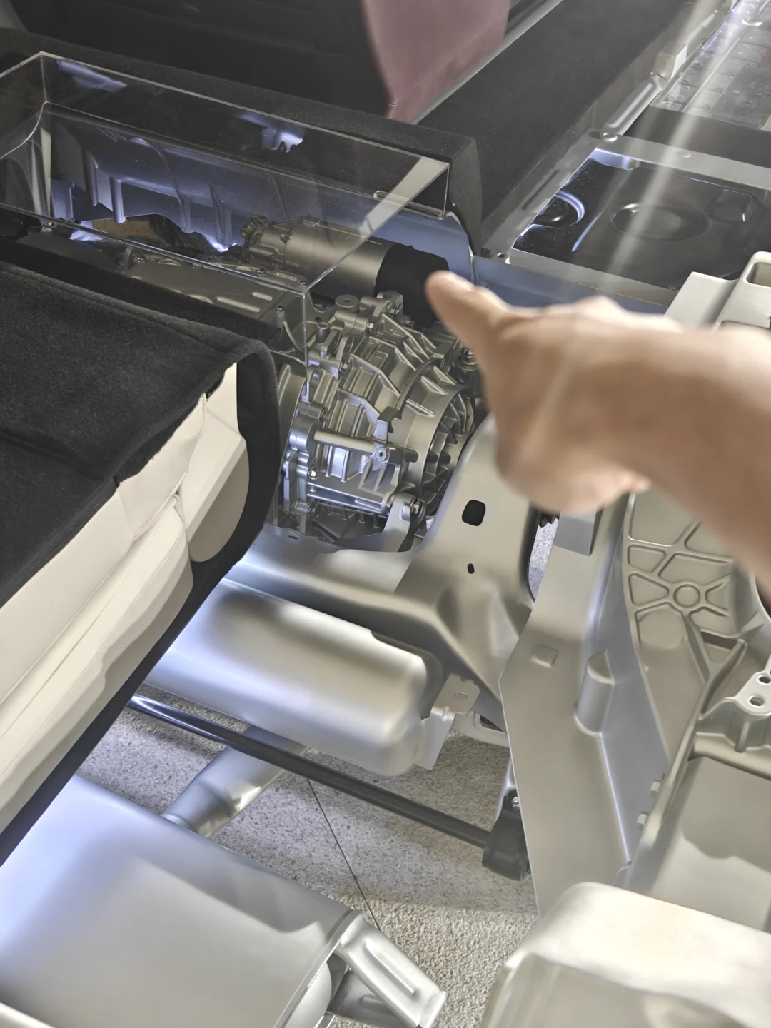 终于来了！小鹏X9超级增程的切割车实锤曝光，大家最关心的空间布局大揭秘！重点来了