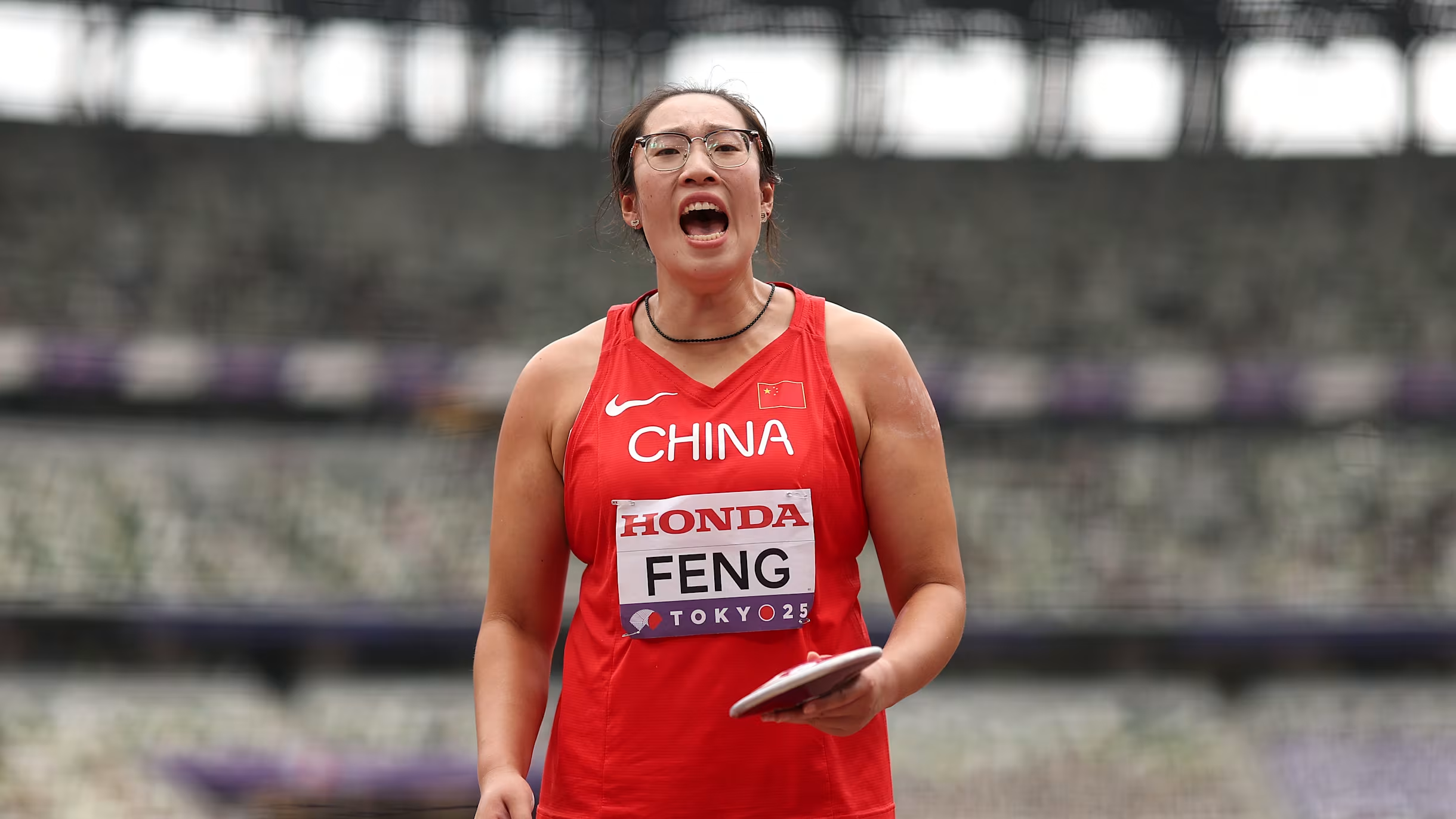 中国田径选手冯彬在2026年钻石联赛总决赛女子铁饼比赛中，以67米46的个人赛季最佳成绩夺冠，成为第三位获此殊荣的中国运动员。这是她经历长期伤病后逐步复苏的标志性胜利。
夺冠成绩与意义: 冯彬以67米46夺冠，创造本赛季亚洲女子铁饼最好成绩，成为继巩立姣、吕会会之后第三位钻石联赛年度总冠军