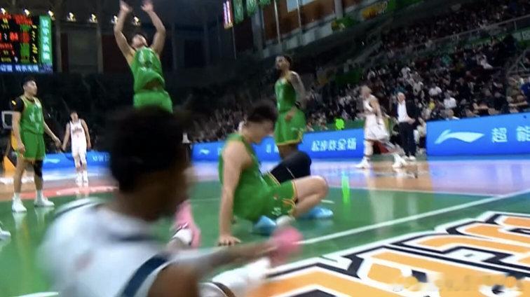 张陈治锋这下就算没大碍估计也得休几场，本就是辽篮轮换最薄弱的位置，克里斯真得担起责任了[微笑]

[并不简单]缺阵期间于善元是不是能进大名单了

#CBA##辽宁男篮战胜四川男篮##张陈治锋# ​