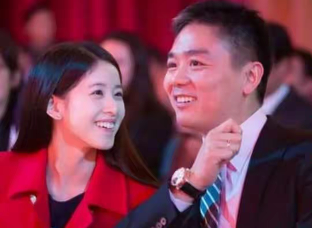 大伙儿都别猜了，刘强东家里的那点事儿，今天咱一次性给捋明白了。网上传得沸沸扬扬的什么“长子生母成谜”、“二胎三胎全是炒作”，那都是没影儿的事儿。

先说结论，刘强东和章泽天现在确实是三个孩子的爸妈，加上刘强东和前妻所生的大儿子，一共是四个孩子。这事儿在2024年就已经有了眉目，当时有媒体拍到章泽天挺